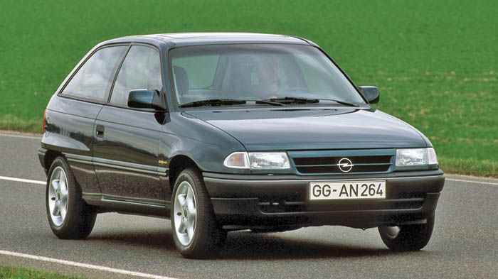 Το Opel Astra 4ης γενιάς τονίζει περισσότερο από ποτέ το στιλ και το μοντέρνο του χαρακτήρα του. Το 1993 (αριστερά) η 1η γενιά του βρισκόταν στις εκθέσεις της Opel.